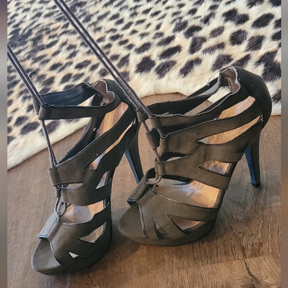 Womens size 7.5, gray, Marco Santi heels